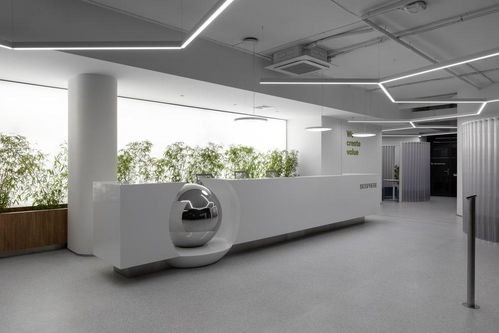 現(xiàn)代生物醫(yī)藥公司三層辦公室裝修設(shè)計 融合科技感與人文關(guān)懷的辦公環(huán)境